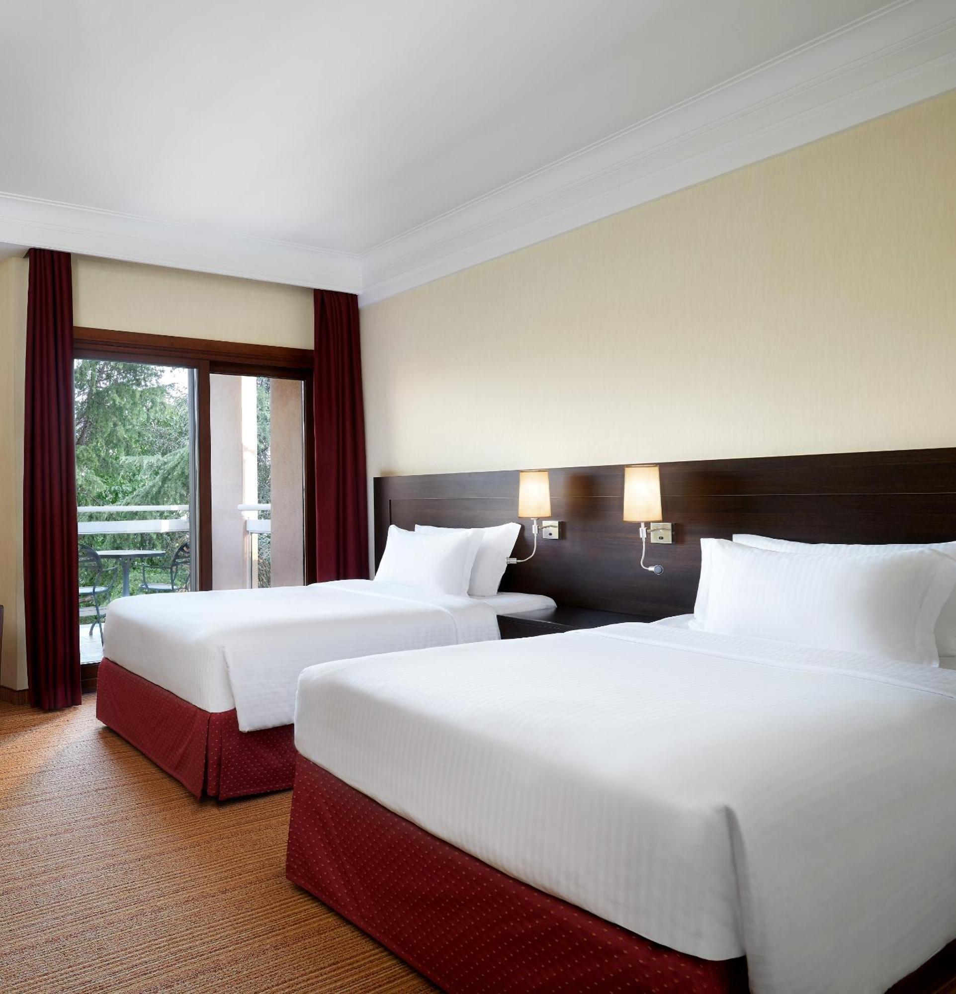 Courtyard By Marriott Rome Central Park Экстерьер фото