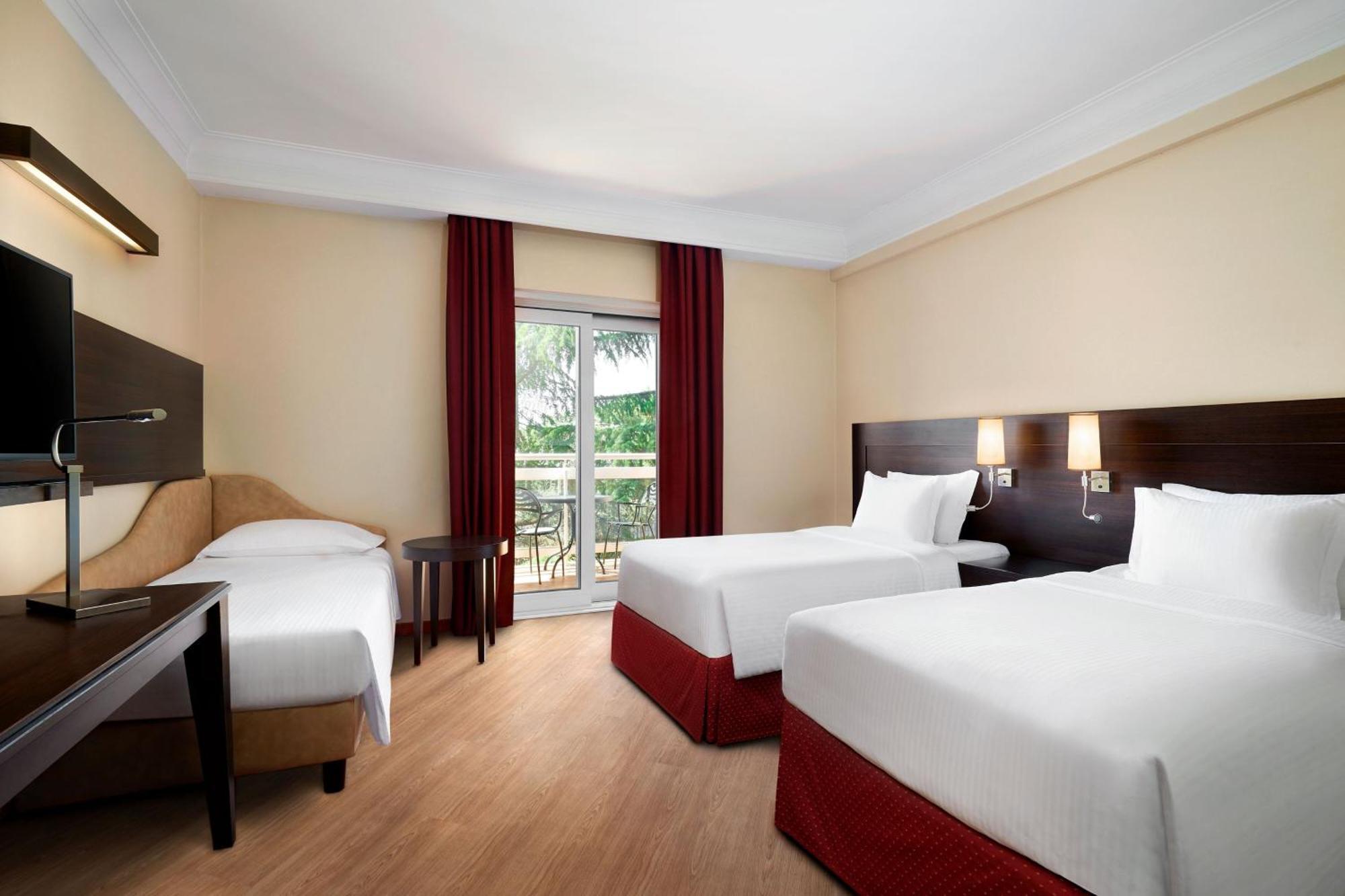 Courtyard By Marriott Rome Central Park Экстерьер фото