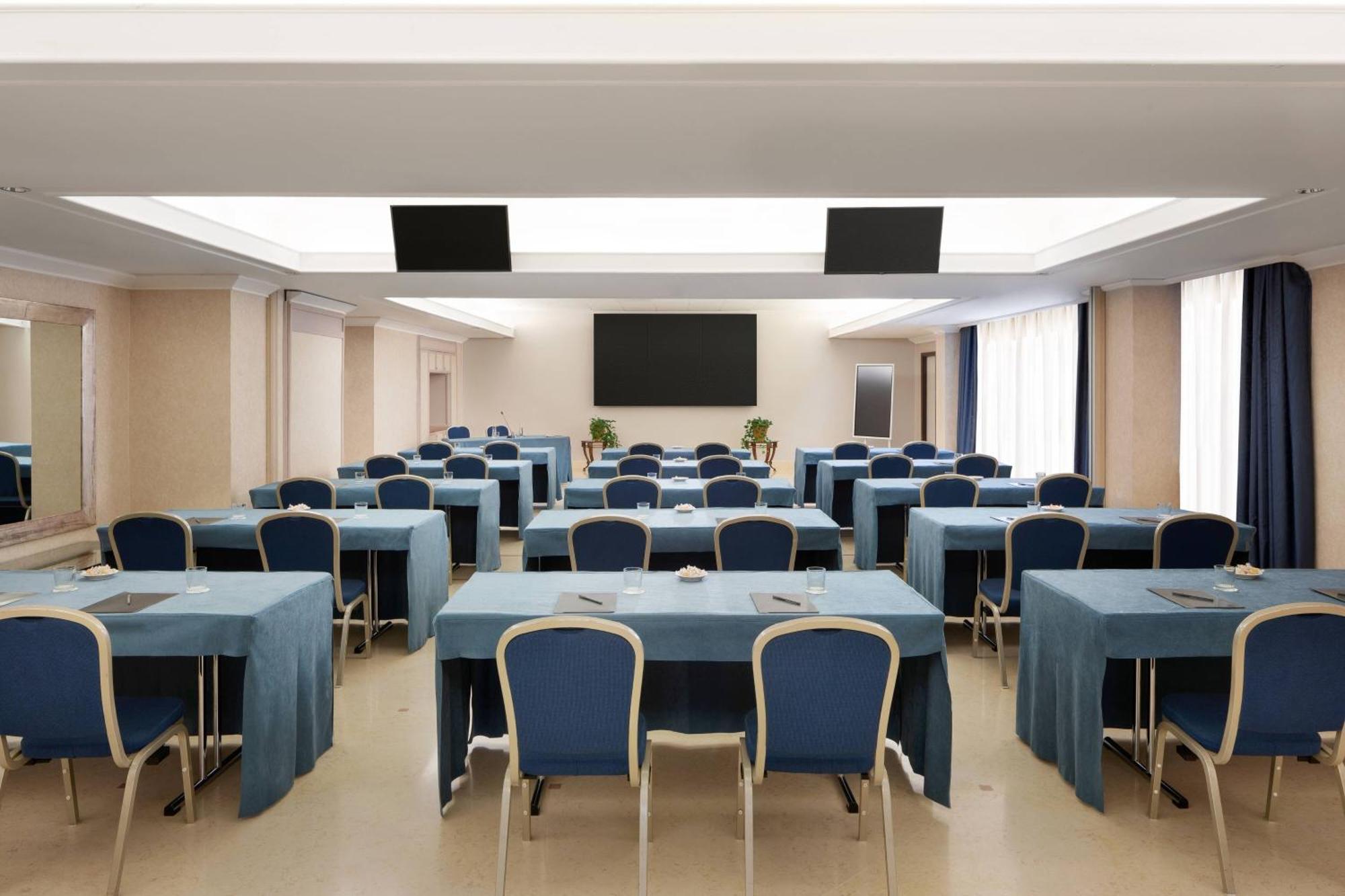 Courtyard By Marriott Rome Central Park Экстерьер фото