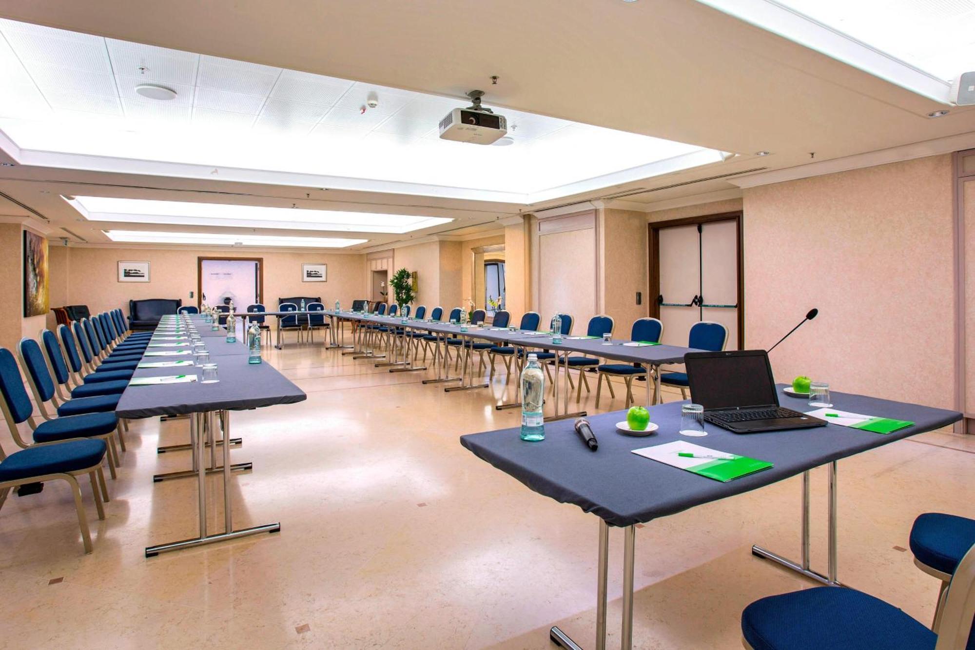 Courtyard By Marriott Rome Central Park Экстерьер фото