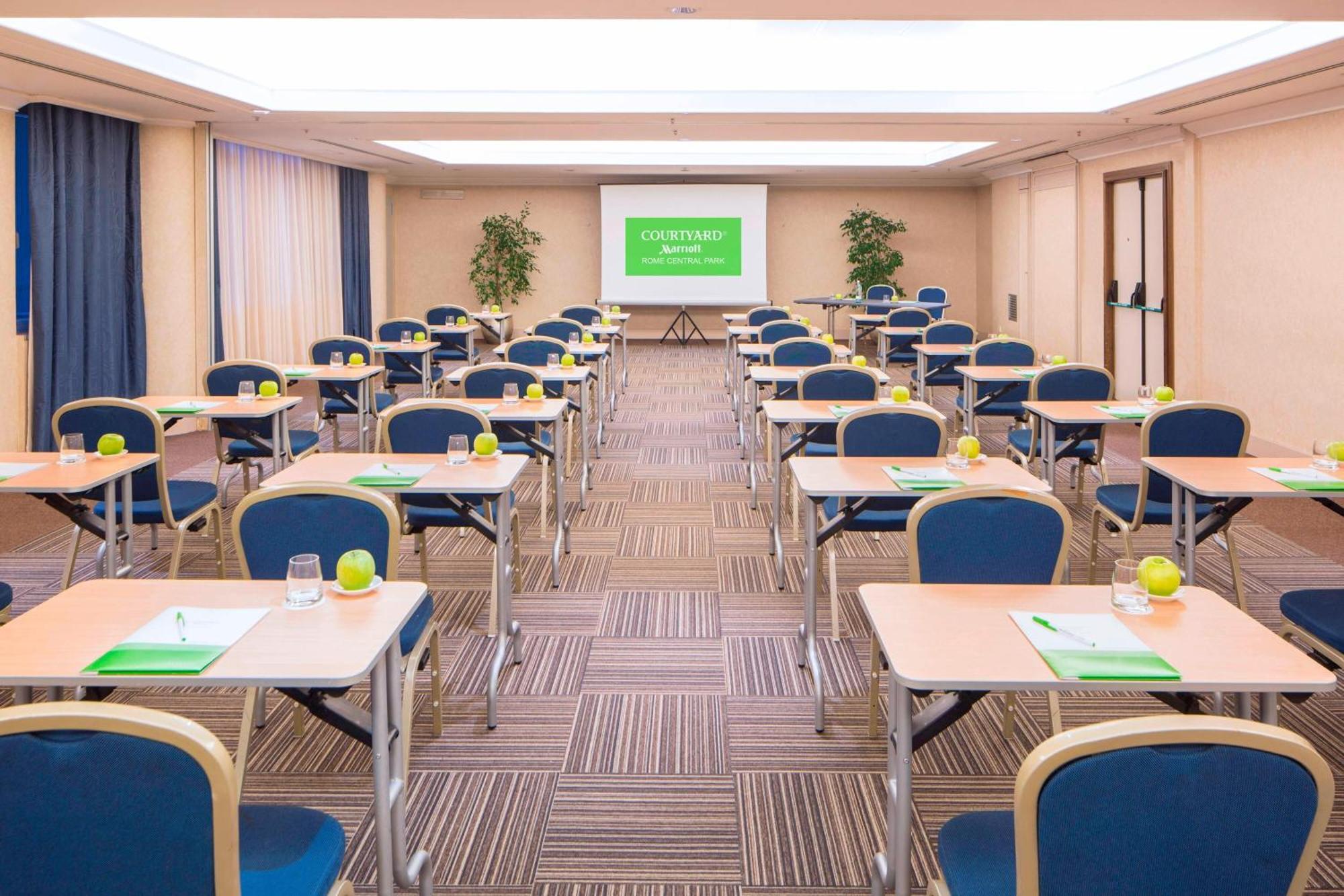 Courtyard By Marriott Rome Central Park Экстерьер фото