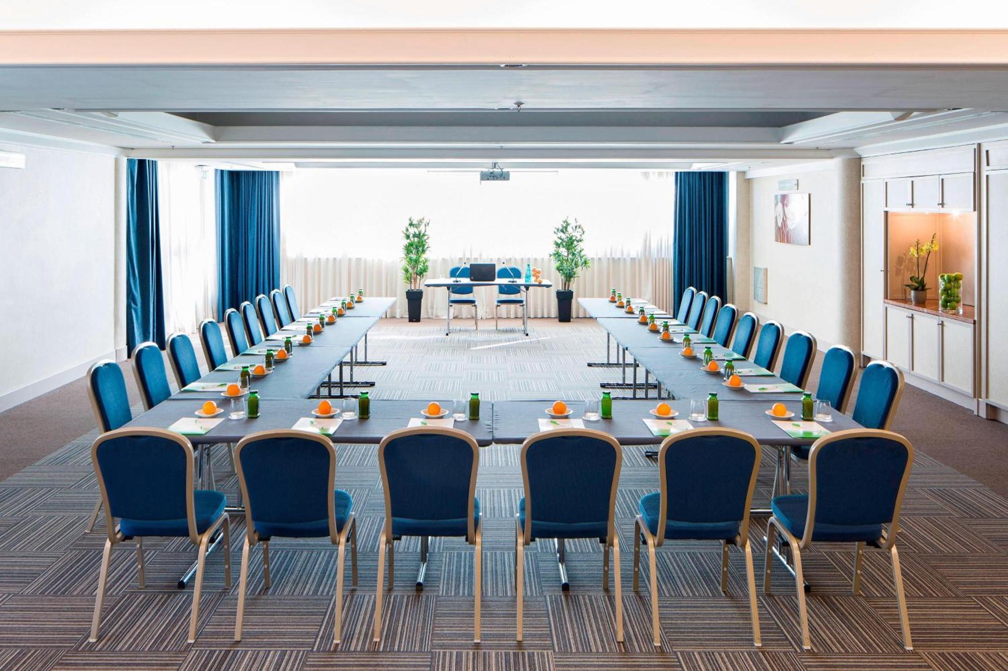 Courtyard By Marriott Rome Central Park Экстерьер фото