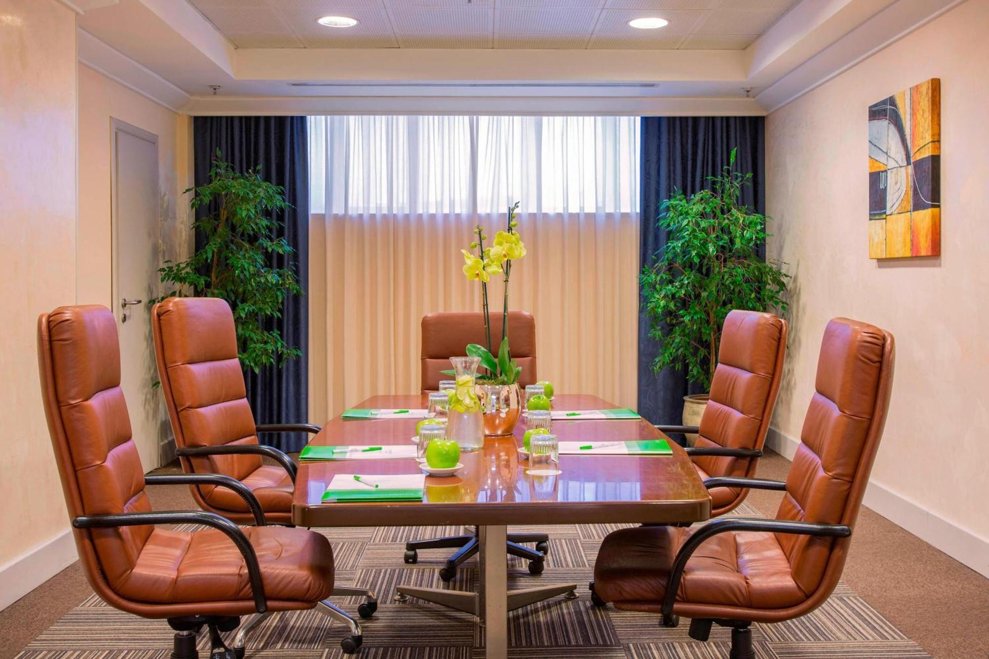 Courtyard By Marriott Rome Central Park Экстерьер фото