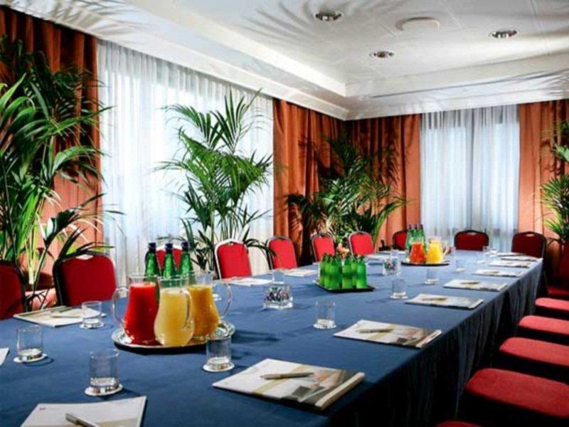 Courtyard By Marriott Rome Central Park Удобства фото